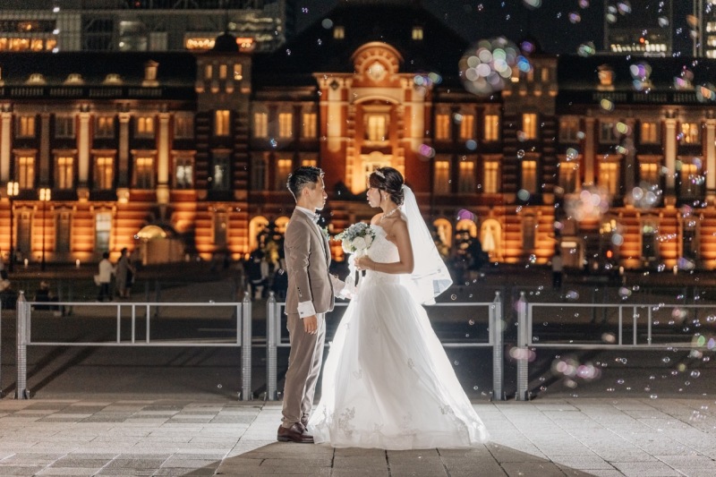 東京駅をバックに♡