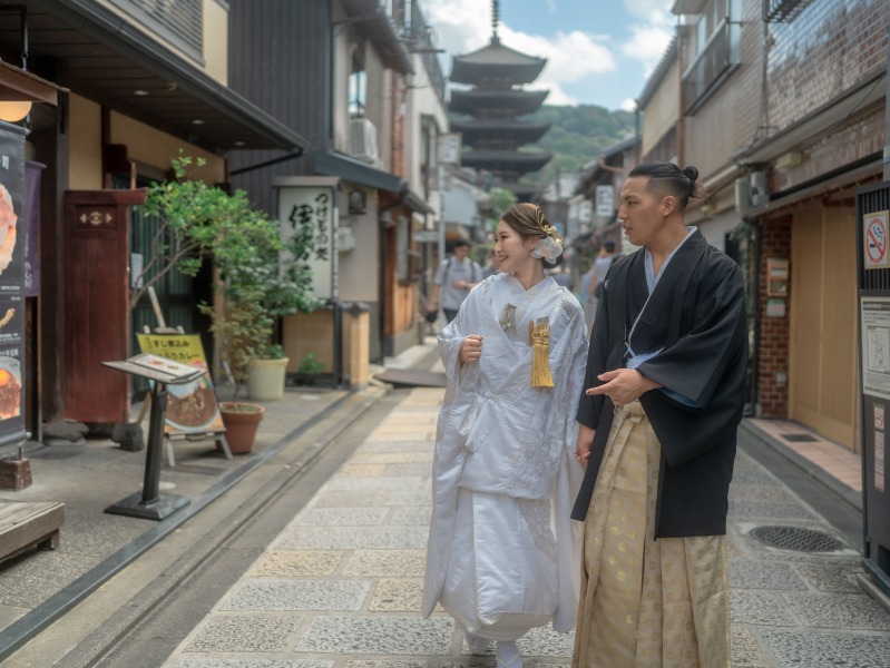 お店が並ぶ道を歩く