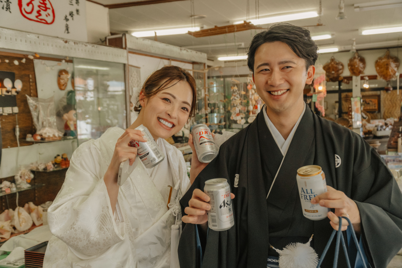 お店でちょっと休憩。お酒をもってにっこり