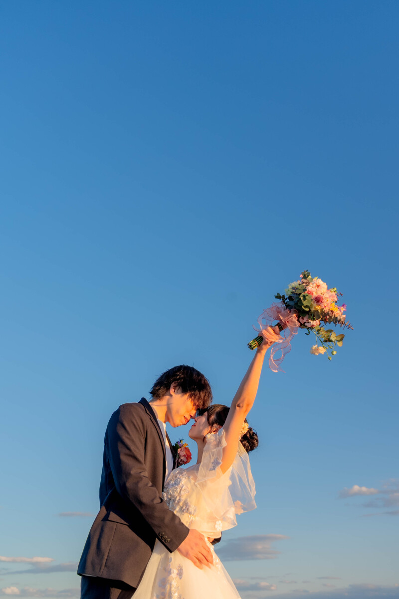 青空に映える、幸せいっぱいの瞬間