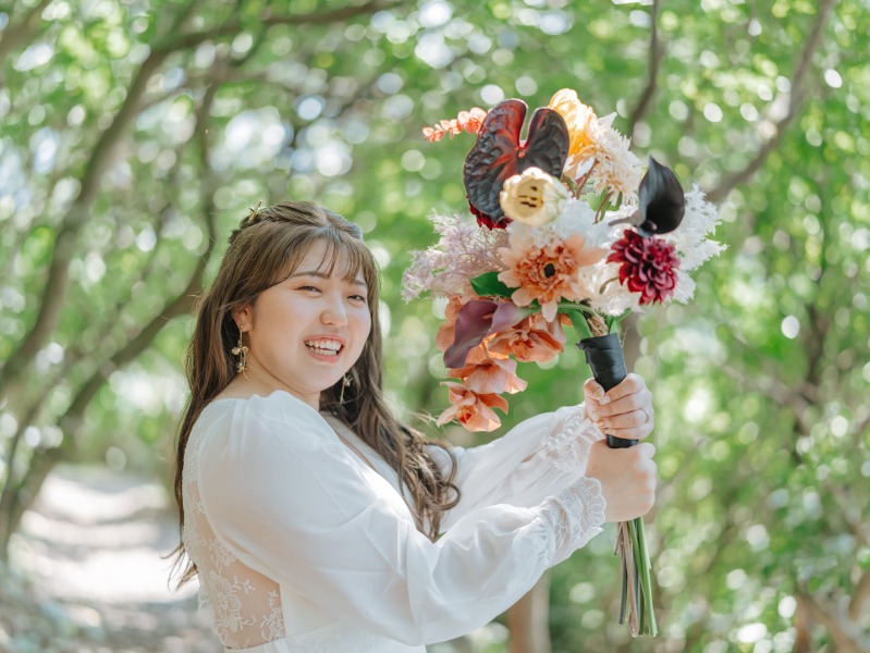 花束を掲げた花嫁さんソロショット