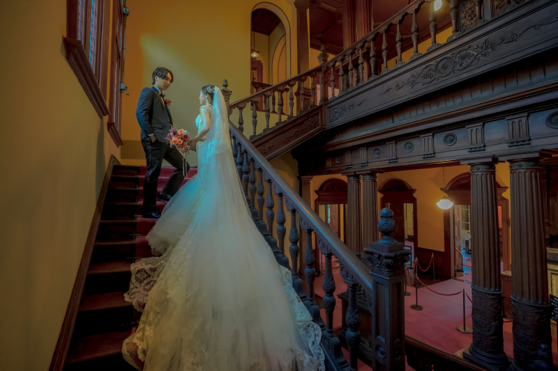 重厚な木の階段で