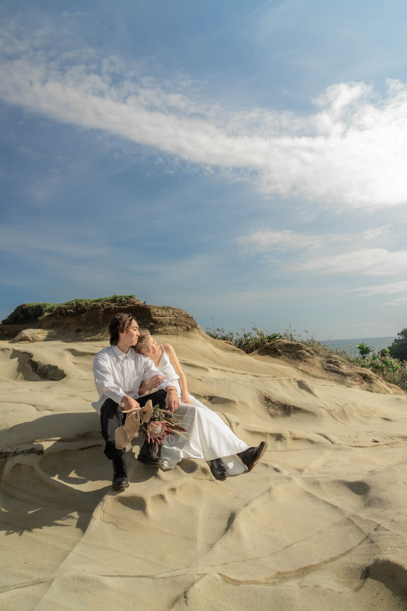 砂浜に座ってリラックス