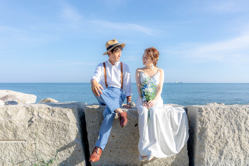 海をバックに♪