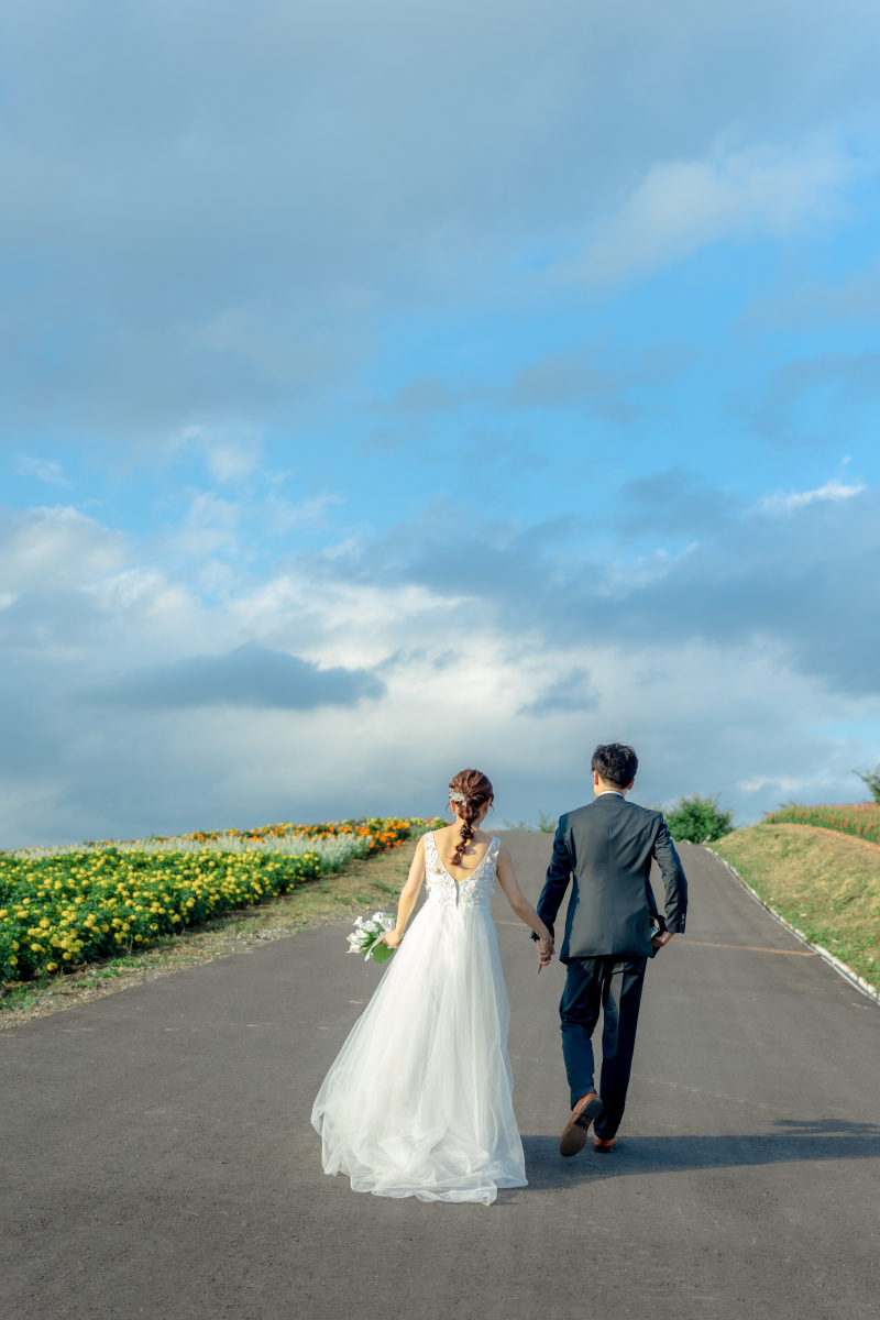 青空の下を歩いているシーン