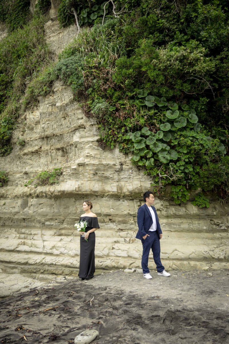 層が美しい崖の前で