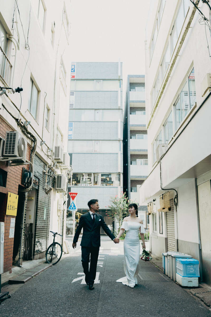 路地を歩くお二人