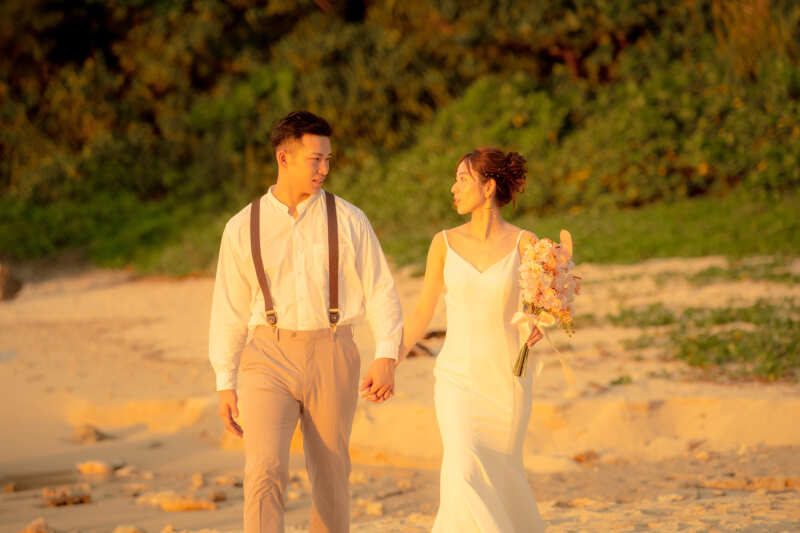 サンセットの砂浜を歩く