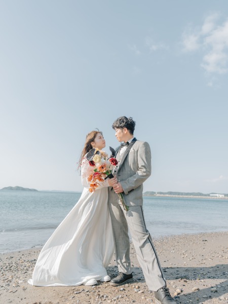 海と空を背景にした全身カット