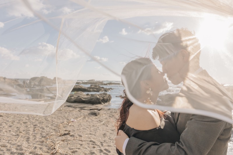 風に舞うベールで幻想的な一枚