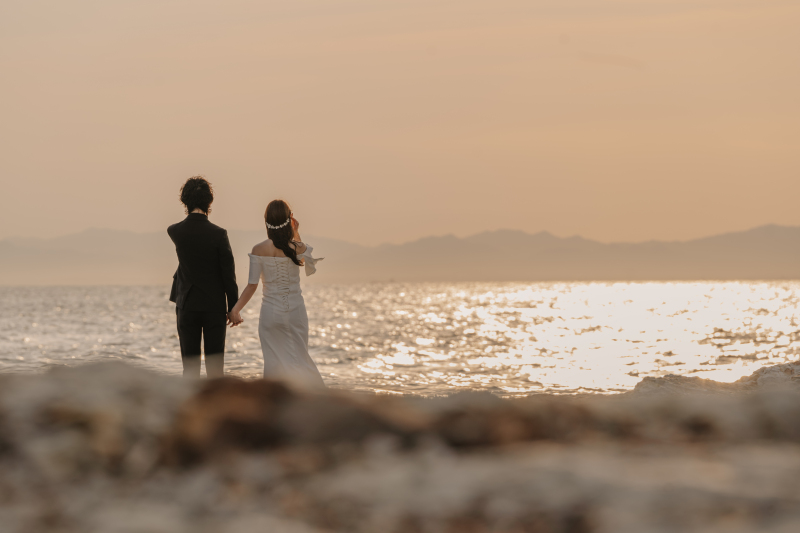 海をながめるだけでも絵になるふたり