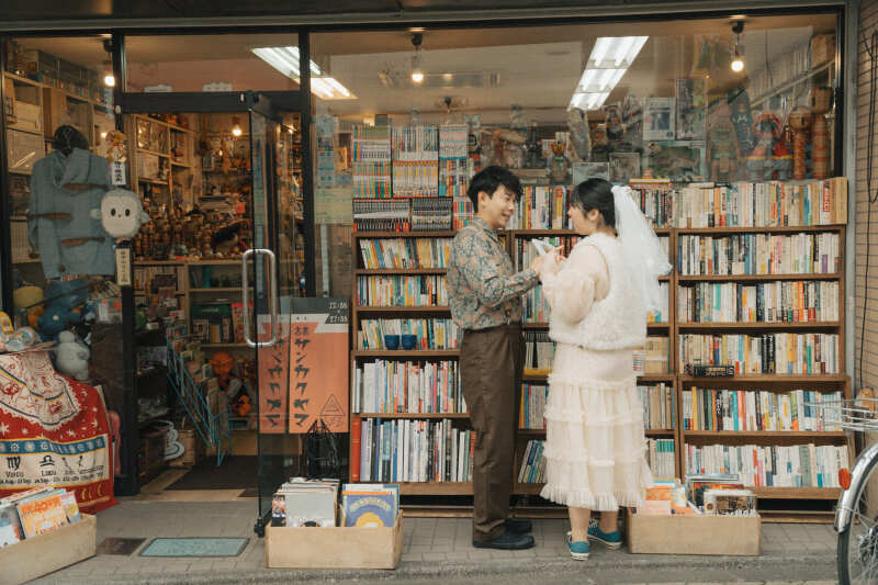 レトロな本屋さんでのワンシーン