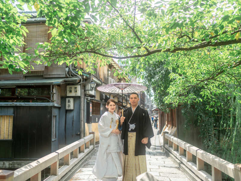 橋の上で和傘を差して