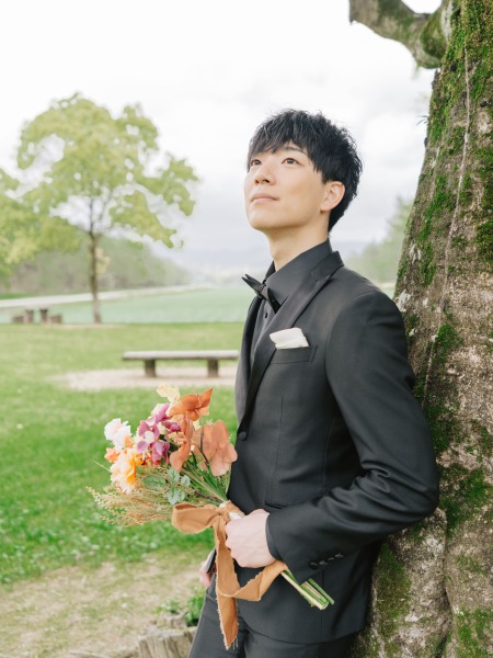 花束を持って爽やかソロショット