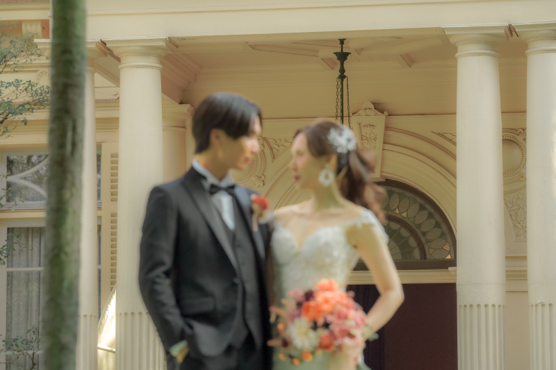 建物の前で顔を見合わせて