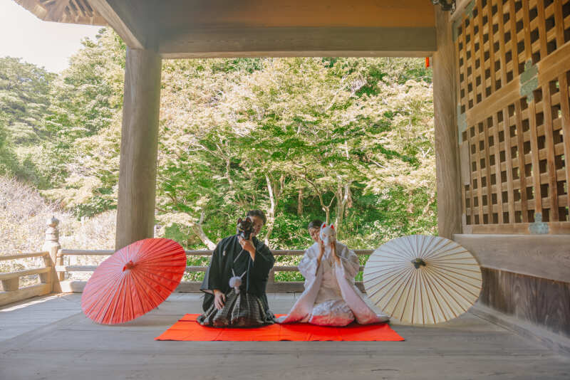 鎌倉の妙本寺では和傘を使った撮影も!