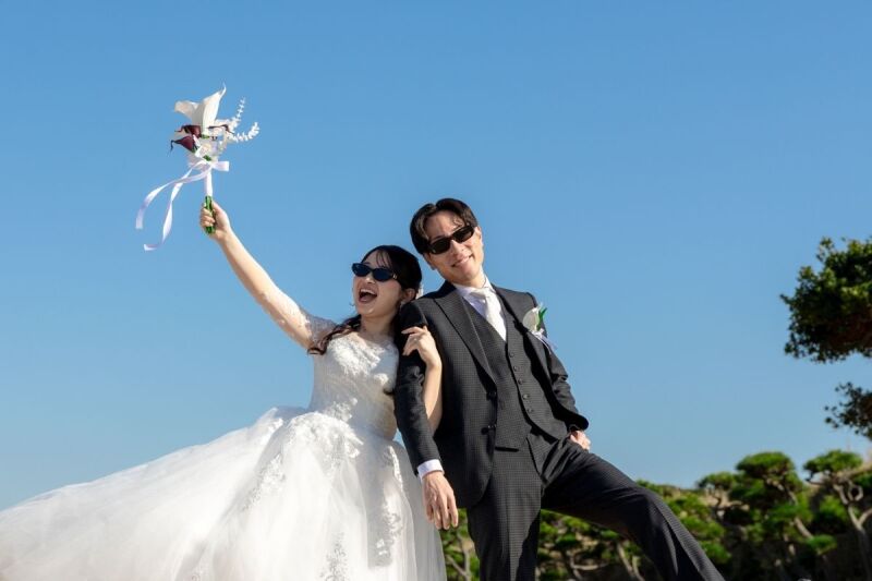 【★衣装フル＋壮大なドローン撮影込★】選べるドレス＋タキシード♪| ドローン撮影付オープニングムービー撮影プラン