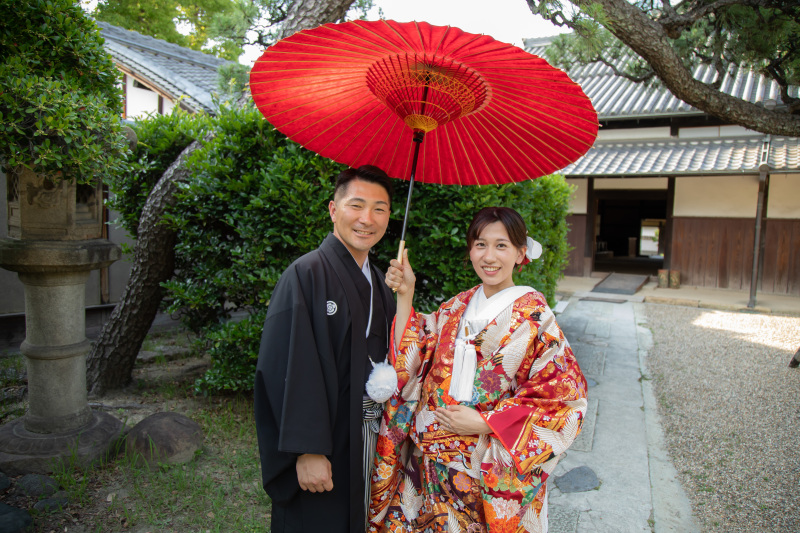 和傘とともに寄り添って