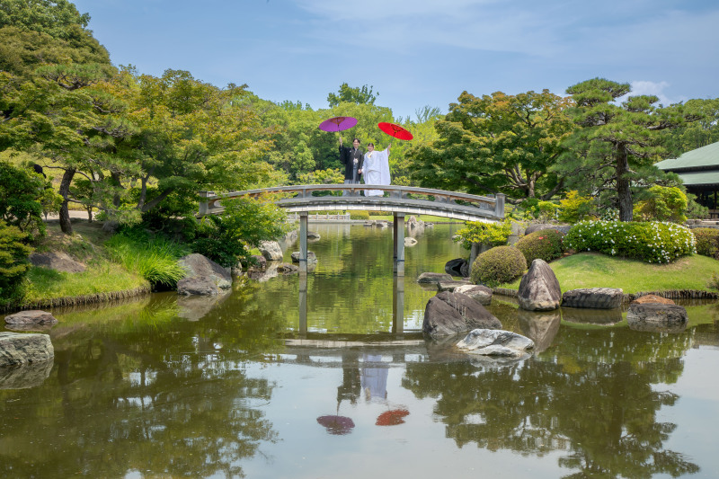 太鼓橋の上で