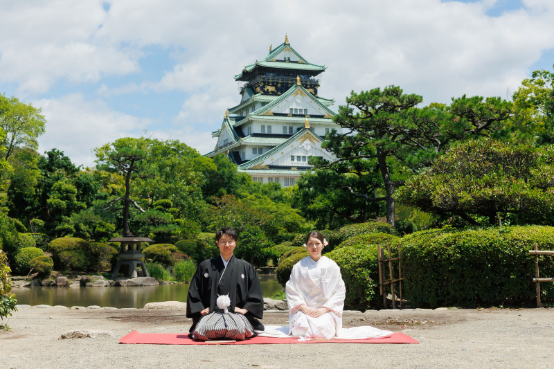 大阪城前で正座写真