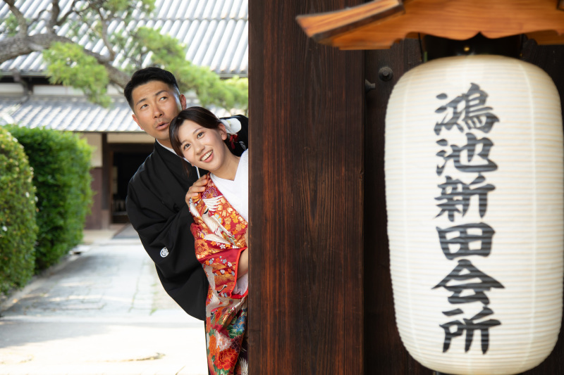 門からのぞく仲良し姿