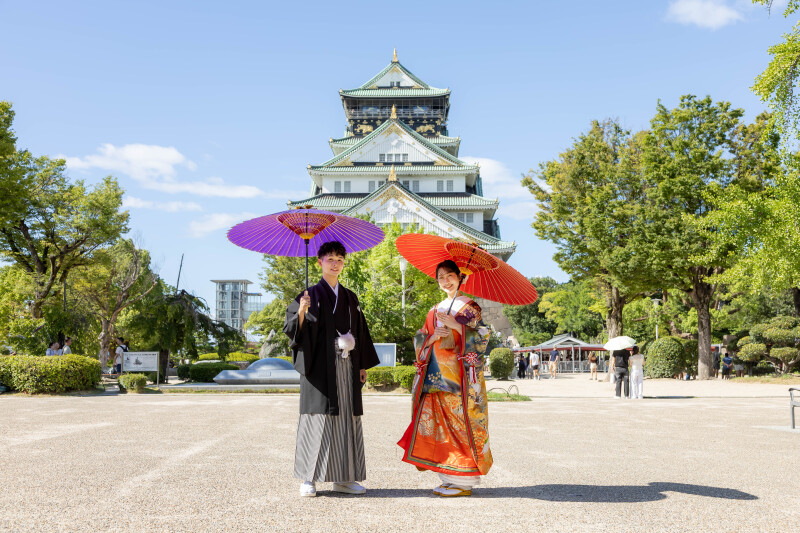 大阪城と色鮮やかな番傘