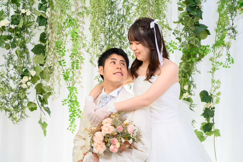 ドレスでバックハグ