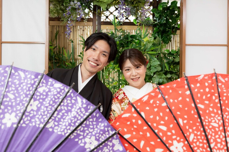 和傘からのぞく笑顔