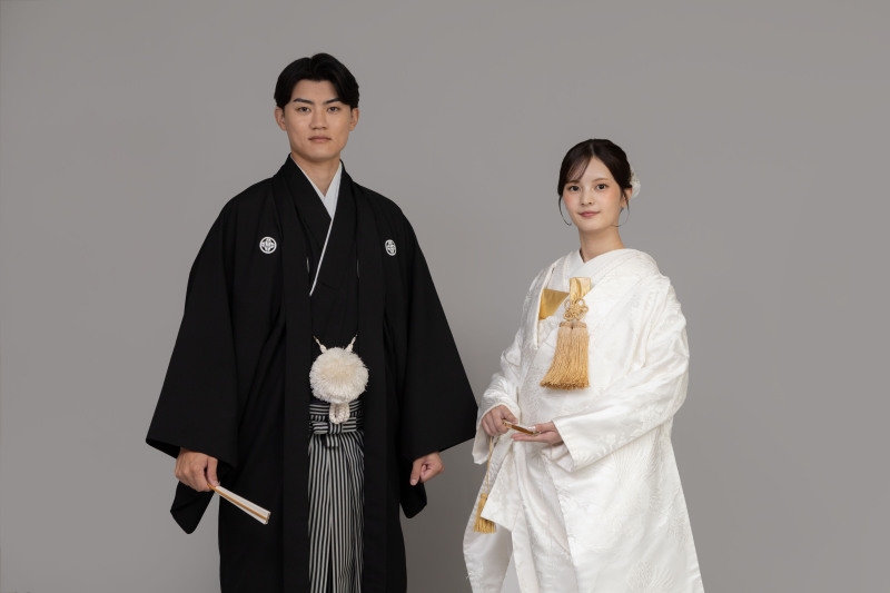 白無垢×黒紋付で王道の一枚