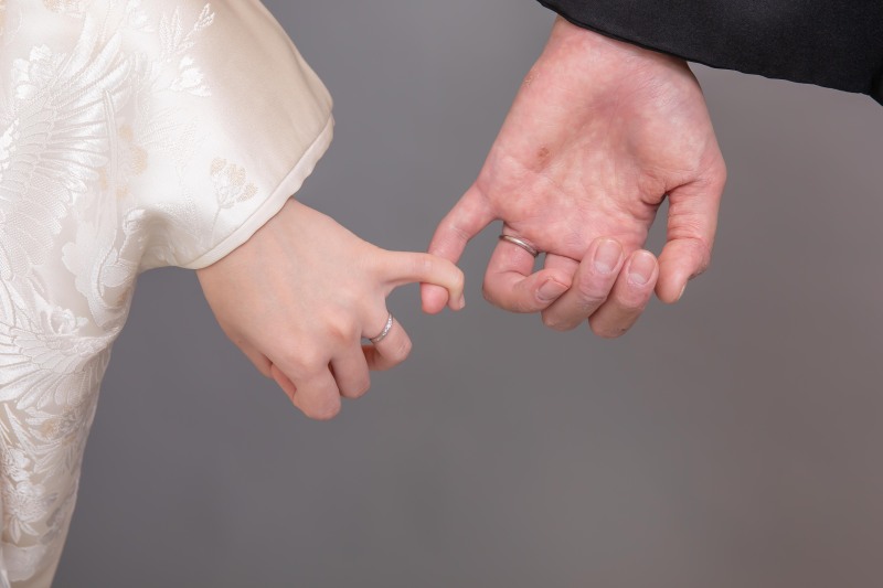 おふたりの小指をそっとつないだ手元ショットも撮影