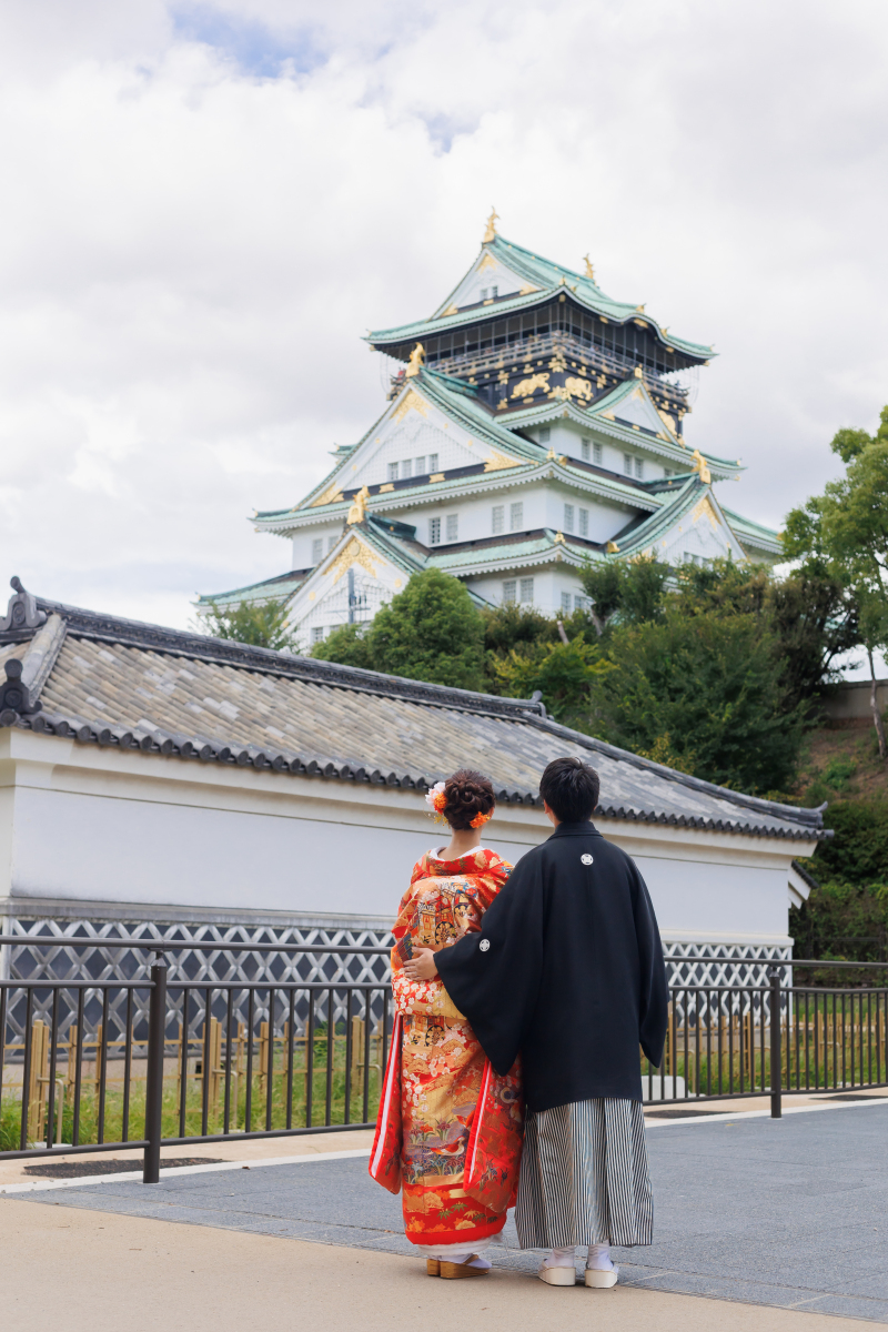 大阪城をバックに