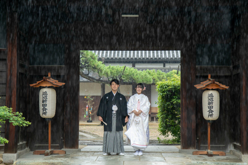 雨の門前で記念撮影