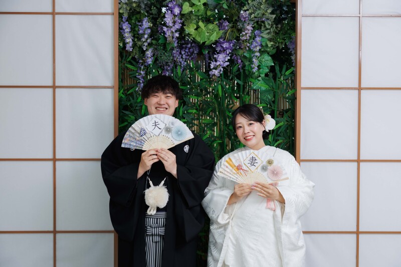 「夫」「妻」の扇子で笑顔いっぱい
