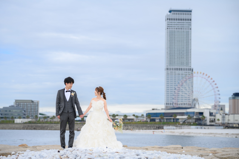 海辺を歩く洋装ロケ