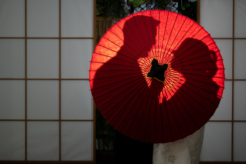 傘越しのシルエット