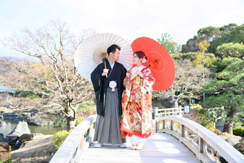 番傘越しの視線