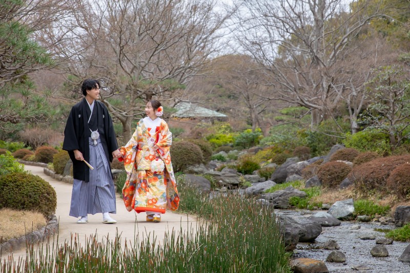 小川沿いの道をゆっくり歩きながら撮影