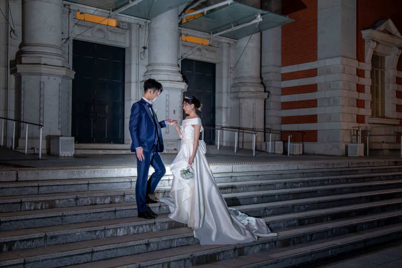 手を取り合って