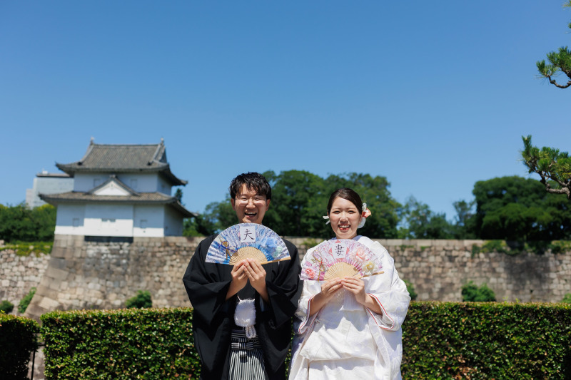 夫婦扇子で笑顔の一枚