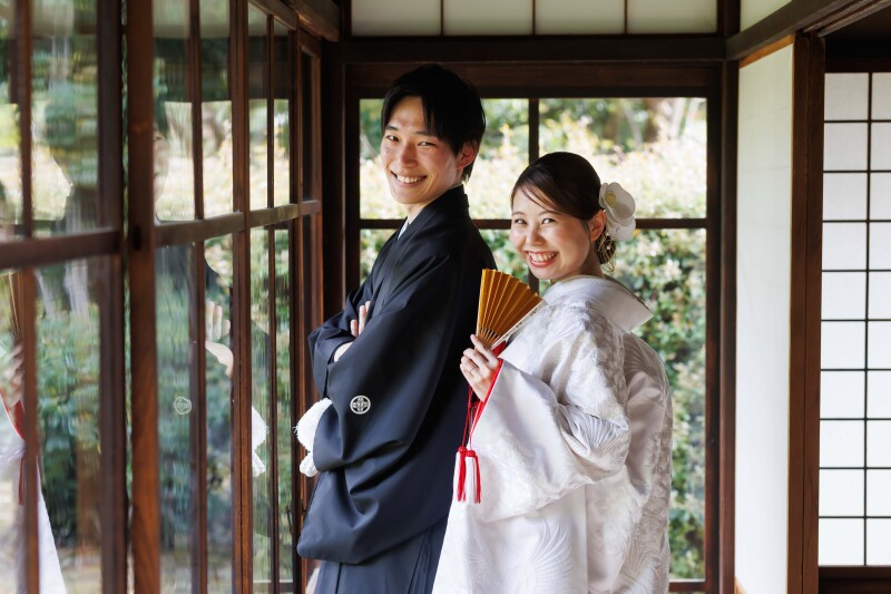 光差し込む窓辺