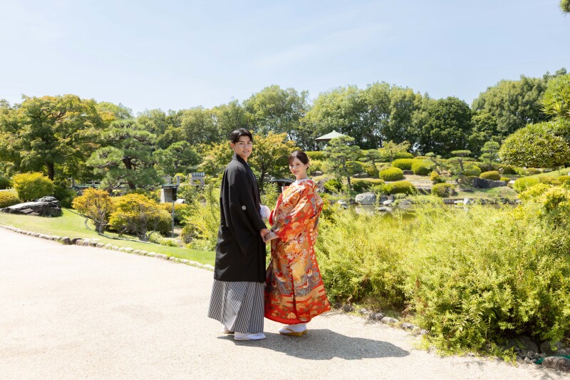 庭園を背景にふたりで歩くように