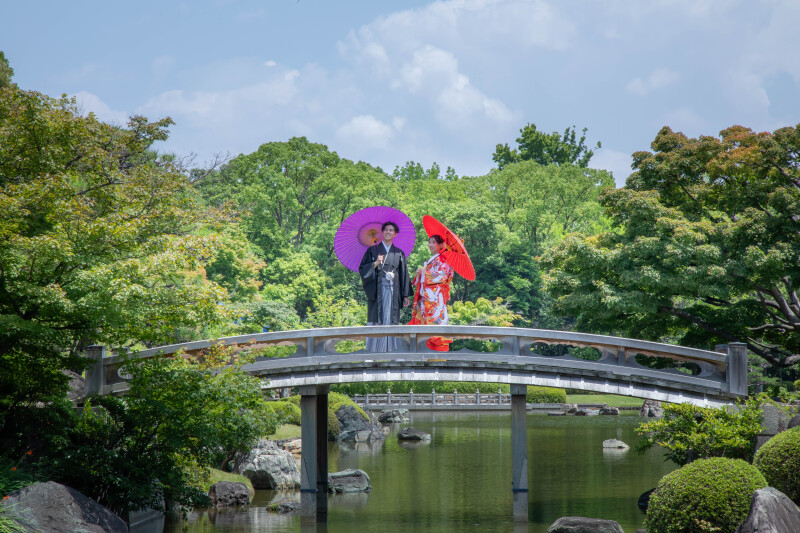 庭園を彩る橋の上で