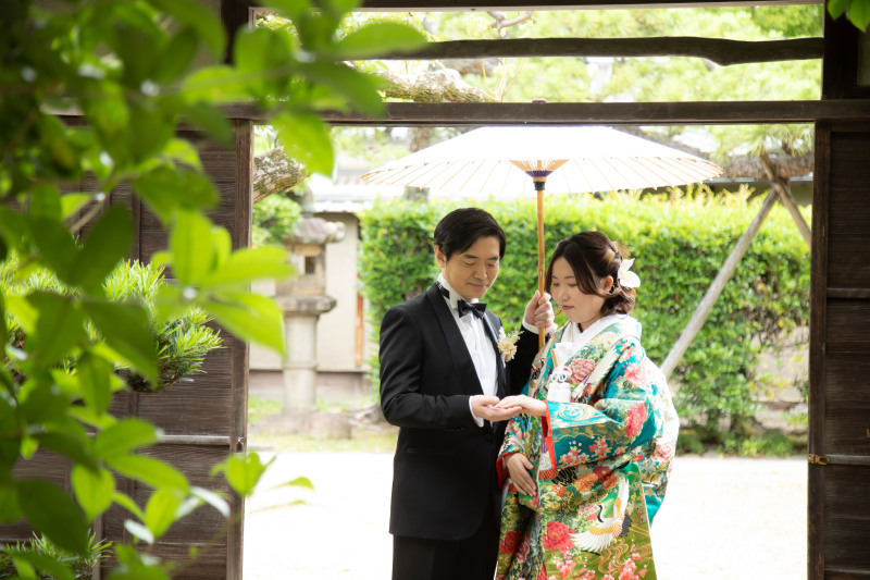 自然な仕草を残す一枚