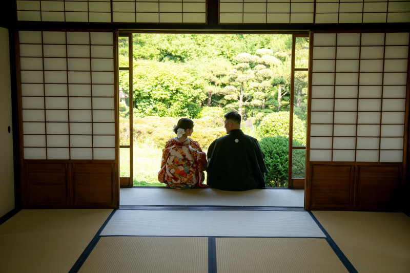 縁側から望む庭園風景