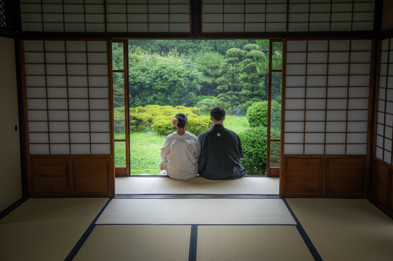 庭園を眺める後ろ姿