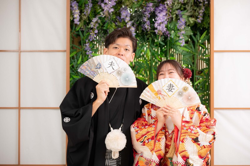 「夫」「妻」の扇子で記念の一枚