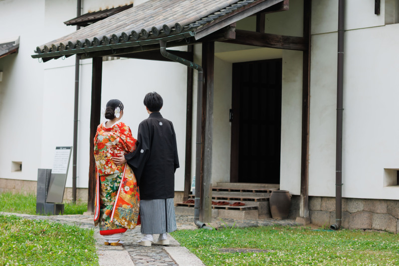 古民家を歩く後ろ姿