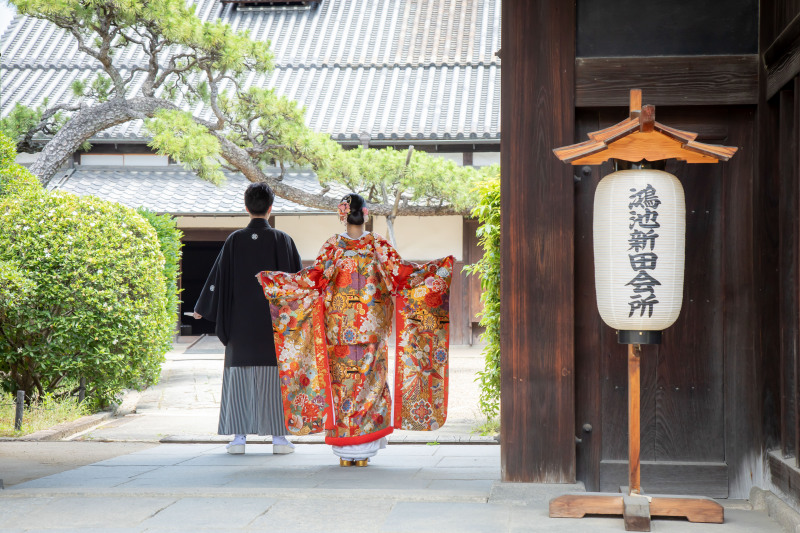 色打掛が彩る後ろ姿