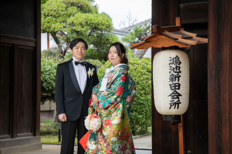 歴史ある門前で和装撮影