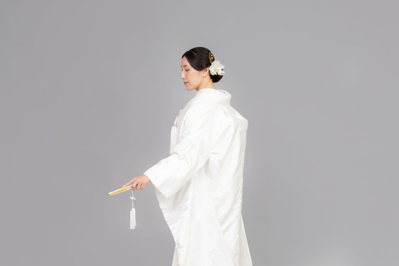 白無垢の美しい後ろ姿
